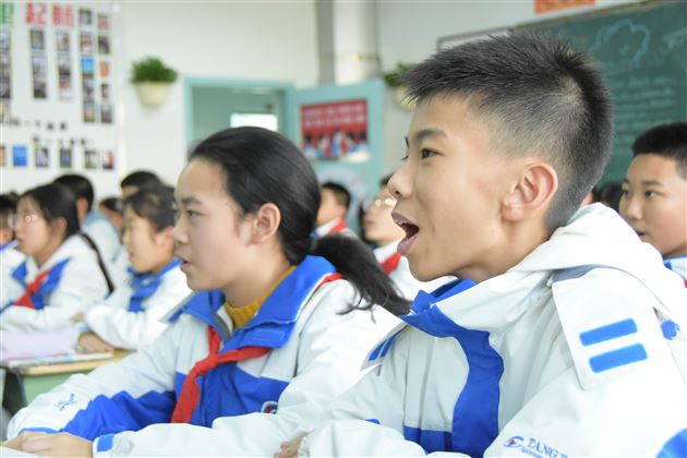 宝刀不老童心在 消除隔膜有妙招——“刘勇名师工作室”与棠外初中语文组联合开展“基于深度学习的整本书阅读教学实践研究”专题活动