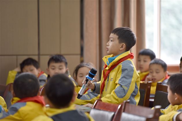 小学教师魏行行与三年级小朋友一起探讨《平安出行》2