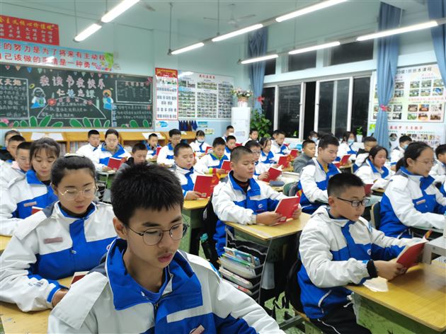 棠外初中学生诵读宪法