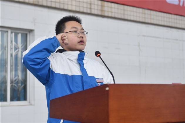 运动员代表初一12班李永博宣誓