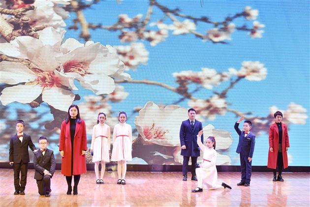 朗诵：《伟大的祖国》.