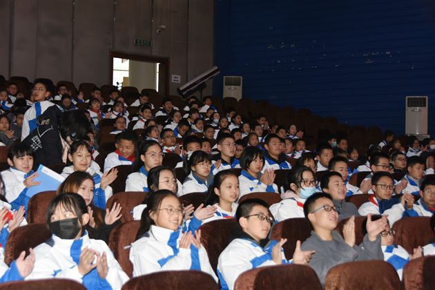 仰慕先辈壮举 诵赞爱国精神——棠外初2020级成功举办纪念“一二.九”朗诵大会