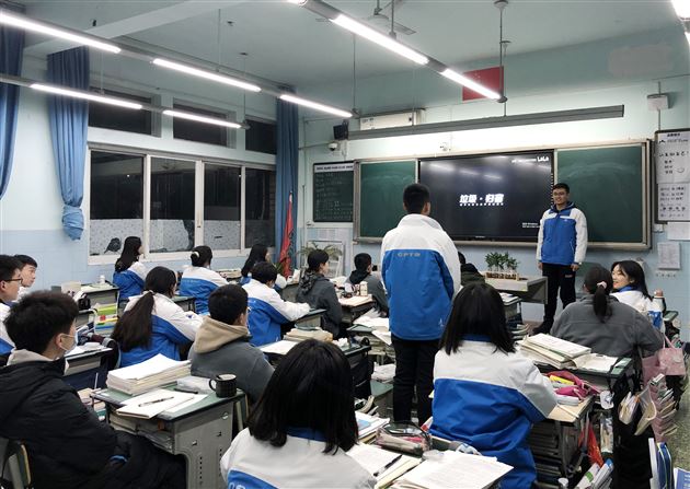 棠外高2018级开展“垃圾分类，从我做起”主题班会