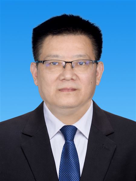 姚 平，男，1965年9月生，1989年8月参加工作，1989年6月入党，本科学历，现任党委委员、初中校长。