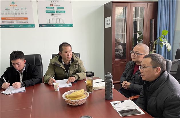 我校大中小学思政课一体化建设负责人、初中道德与法治教研组长袁成作总结讲话