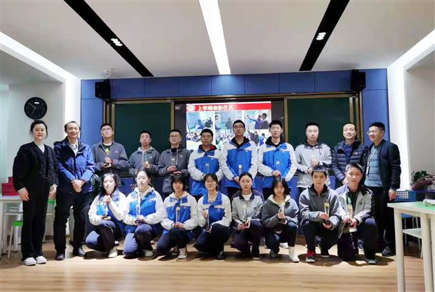 为上学期学生会优秀干部和主席颁奖