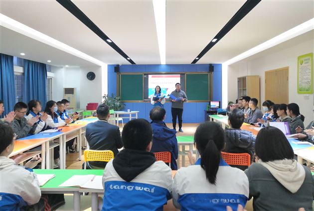 主持人严艺丹同学和唐欣宇同学组织活动开场