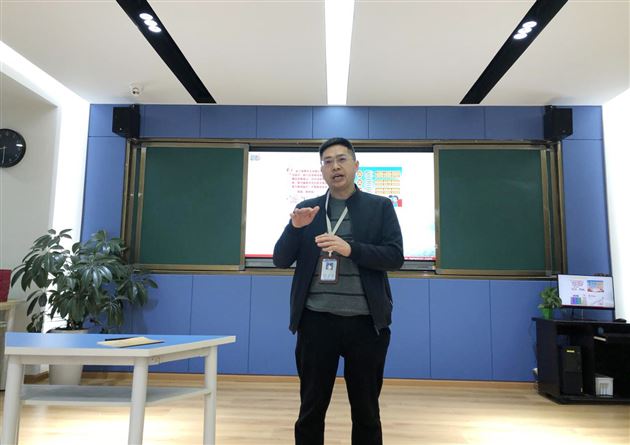 年级组长张泽刚老师做活动总结