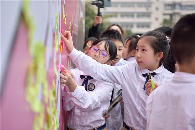 建功名校新征程，最美巾帼绽芳华——棠外隆重举行第111个“三·八”国际劳动妇女节庆祝表彰活动 