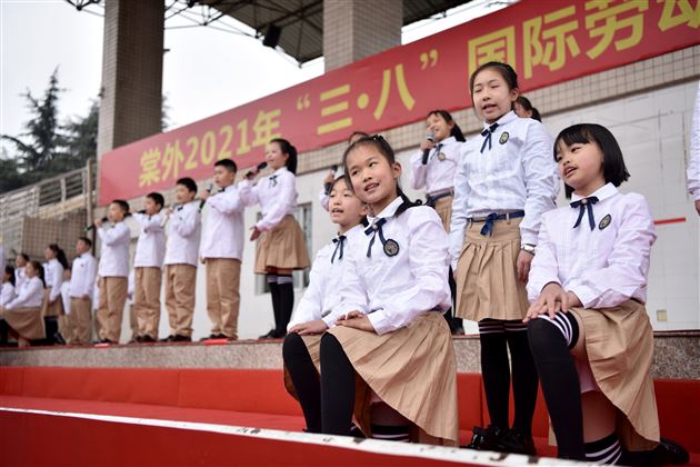 建功名校新征程，最美巾帼绽芳华——棠外隆重举行第111个“三·八”国际劳动妇女节庆祝表彰活动 