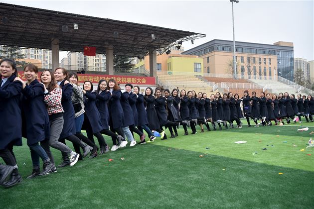 建功名校新征程，最美巾帼绽芳华——棠外隆重举行第111个“三·八”国际劳动妇女节庆祝表彰活动 