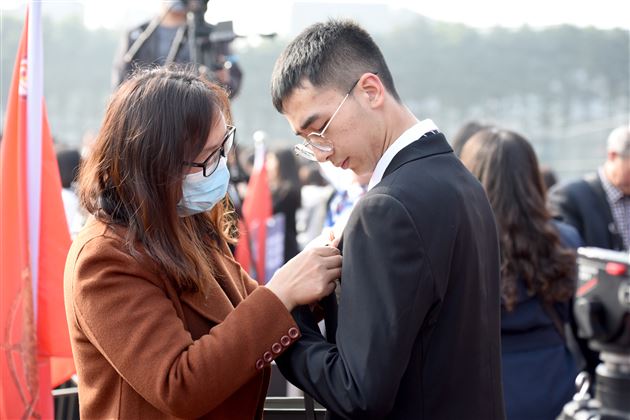 佩戴勋章·纪念成人