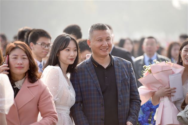 佩戴勋章·纪念成人 