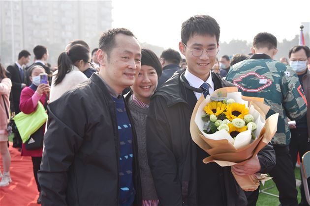 佩戴勋章·纪念成人 