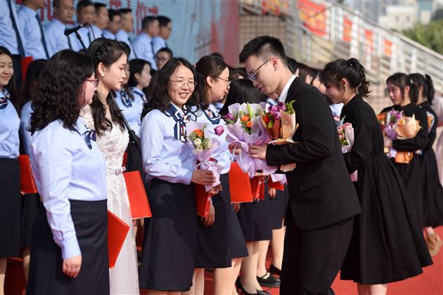 学生献花·感谢师恩 