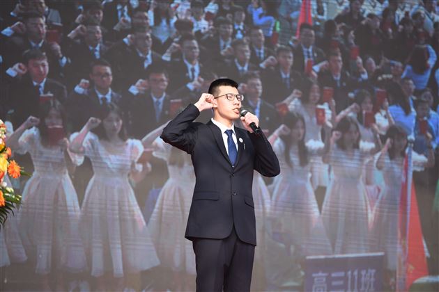 陈证廷同学带领高三学子手持宪法进行了成人宣誓