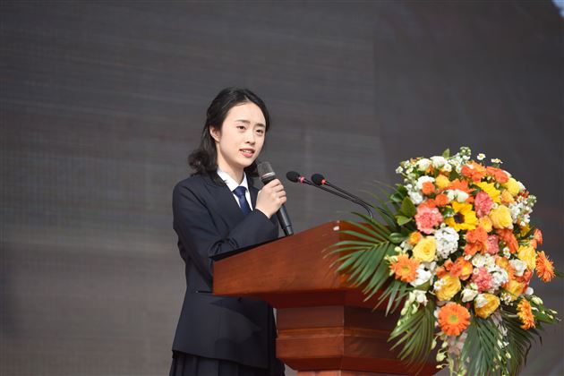 优秀学生代表高三七班严艺丹同学作了《撇捺人生》的发言