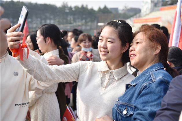 佩戴勋章·纪念成人 