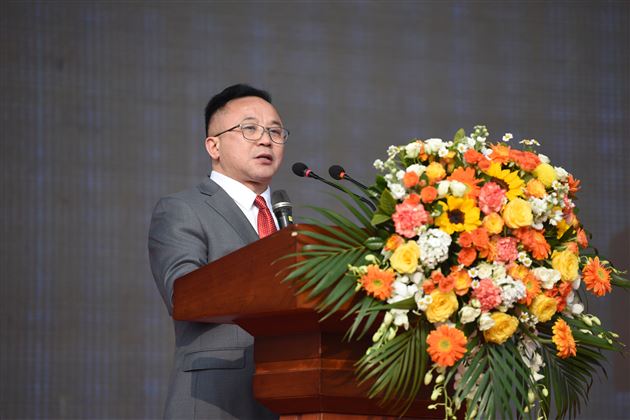 高中校长杜宗平在开学典礼上致辞