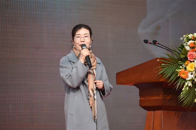 学生家长代表高三1班向默荟母亲发言