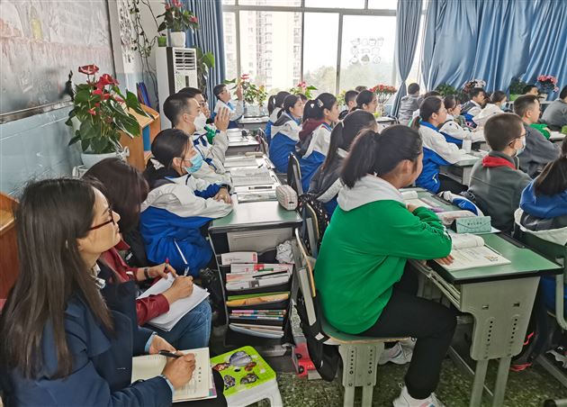双流区政治教研员杜梅老师莅临我校指导青年教师课堂教学
