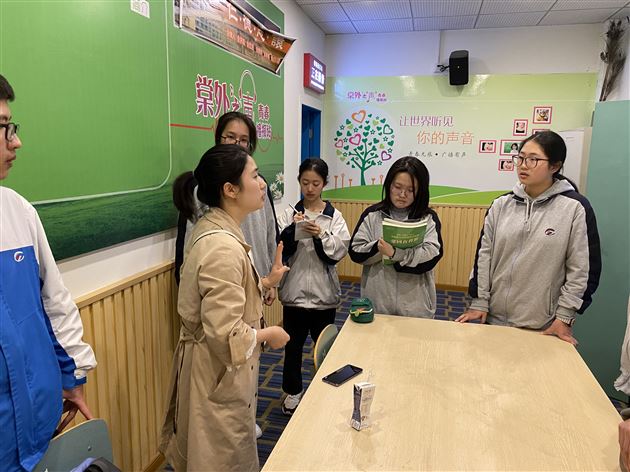 高一年级团总支书记李小青老师指导高一年级同学