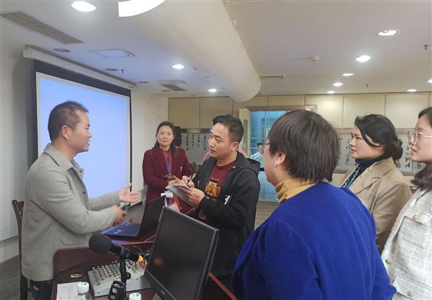 袁成老师与四川省市州区县德育标兵交流