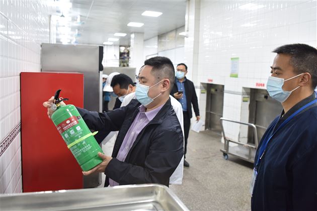 双流区副区长陈建霖莅临我校检查指导安全工作