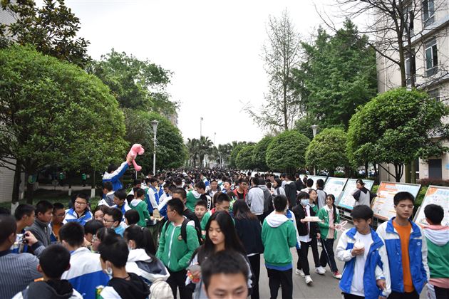 铭记党恩关怀 传递友善爱心——棠外第十七届爱心义卖活动隆重举行