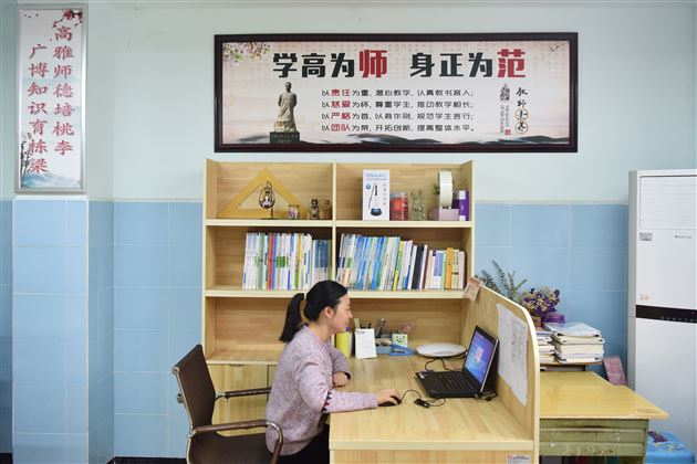 窗明几净环境美 一尘不染育人才——棠外高中“文明办公室”评比活动