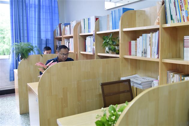 窗明几净环境美 一尘不染育人才——棠外高中“文明办公室”评比活动