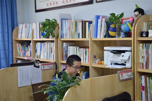 窗明几净环境美 一尘不染育人才——棠外高中“文明办公室”评比活动 