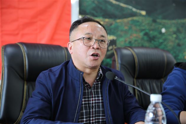 汲取党史精神力量 永葆劳模奋进本色——中共成都棠湖外国语学校高中第三支部委员会开展党工共建活动 