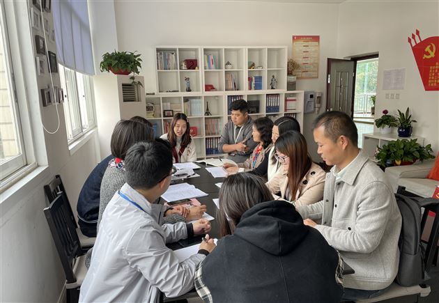 王舒袖老师在棠外小初思政课一体化教学研讨暨小初道德与法治教研组联合教研活动中评课