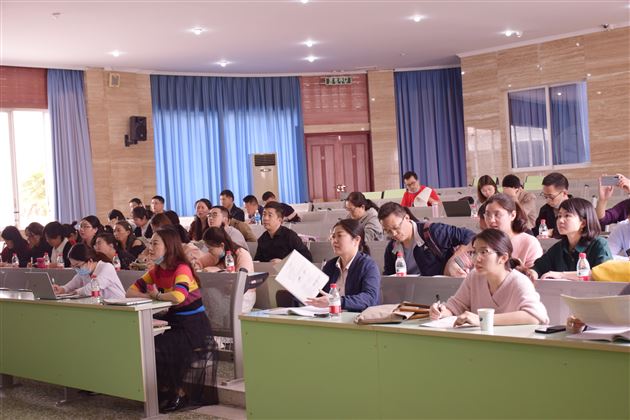 重庆市骨干教师全神贯注听课