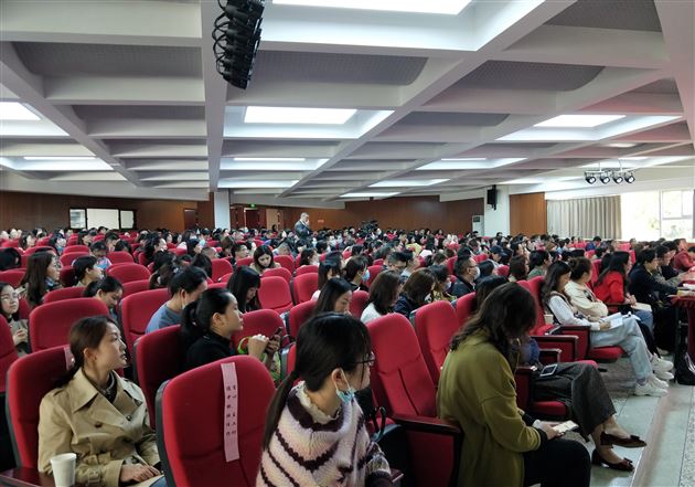 棠外初中班主任袁成老师受邀在成都市班主任讲堂中作专题培训