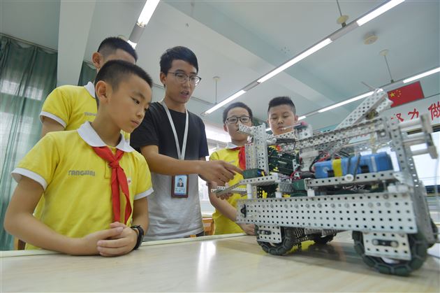 棠外教师、四川省优秀机器人教练员万昭富受邀赴重庆授课 