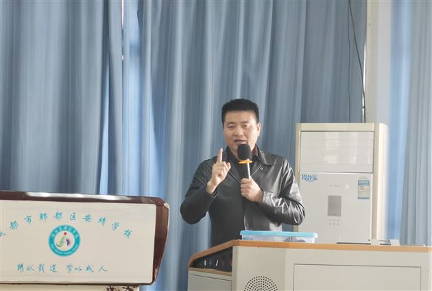 取法有道 助力中考——成都市刘勇名师工作室应邀参加郫都区中考复习专题研讨会