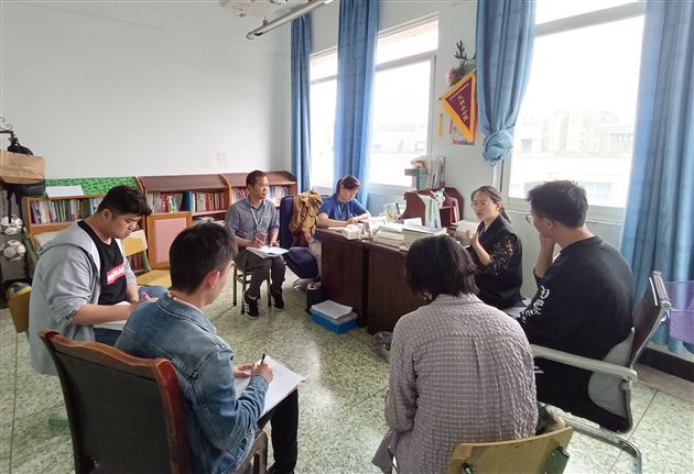 初中教师发展中心教务处副主任董文文在2021年初中道德与法治教研组中考专题教研活动中点评