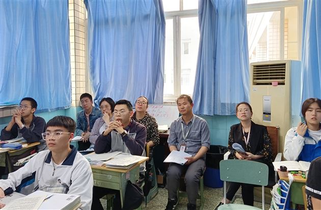 2021年初中道德与法治教研组举行指向中考复习的有效性专题教研活动听课现场