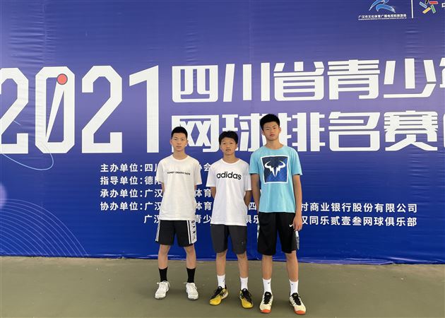 乙组团体亚军（左）周九安（中）廖靓（右）马颢为