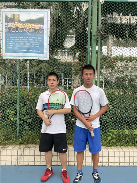甲组男双第三名（左）杨镇宇（右）何雨泽
