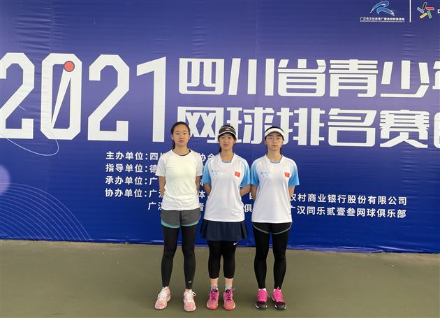 甲组团体亚军（左）刘玥池（中）唐文婧（右）甘涌卜