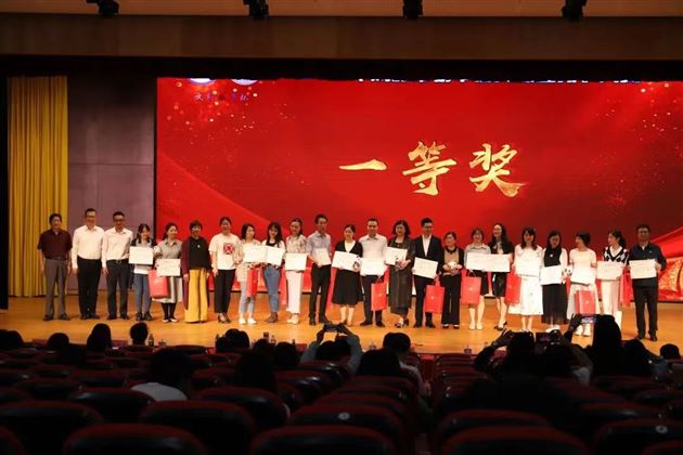 三尺讲台忧天下 一树棠花笑迎春——棠外初中语文教师吴利容荣获成都课堂教学大赛一等奖