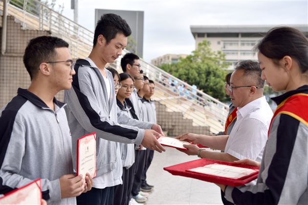 家校齐携手 共商教育计——棠外高2020级年级组召开期中考试表彰大会暨家长会