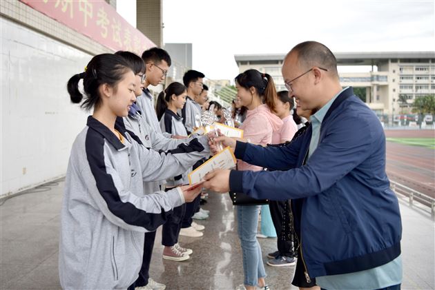 家校齐携手 共商教育计——棠外高2020级年级组召开期中考试表彰大会暨家长会