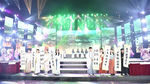 翩翩少年逐新梦 初心向党迎百年——记成都棠湖外国语学校庆祝建党百年暨少年节师生综合素质展示活动 