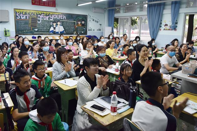 翩翩少年逐新梦 初心向党迎百年——记成都棠湖外国语学校庆祝建党百年暨少年节师生综合素质展示活动 