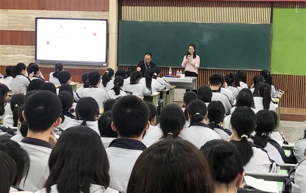 高考冲刺 专家护航——裴帮锐老师为我校高三学子作政治高考专题指导