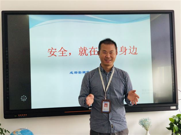 棠外初中袁成老师为成都师范学院师范生上初中主题班会课